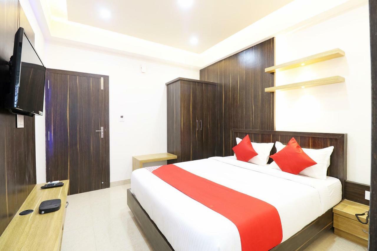 Oyo 37349 Sai Palace Hotel Chik Banavar ภายนอก รูปภาพ
