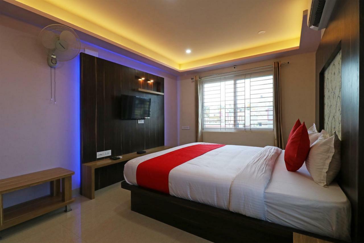 Oyo 37349 Sai Palace Hotel Chik Banavar ภายนอก รูปภาพ